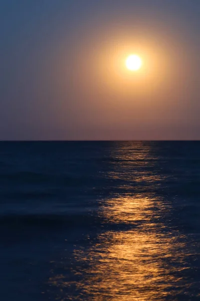 Gran Círculo Luz Noche Reflexión Sobre Agua Plácida Del Océano — Foto de Stock