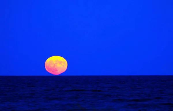 Gran Luna Roja Llamas Con Reflexión Sobre Mar Noche — Foto de Stock