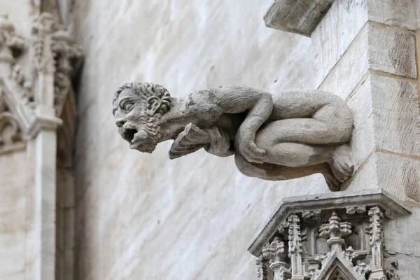 Statua Mostruosa Con Tratti Quasi Umani Chiamata Gargoyle Sulla Facciata — Foto Stock