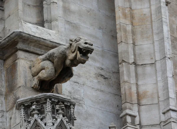 Estátua Monstruosa Com Características Quase Humanas Chamada Gárgula Fachada Edifício — Fotografia de Stock