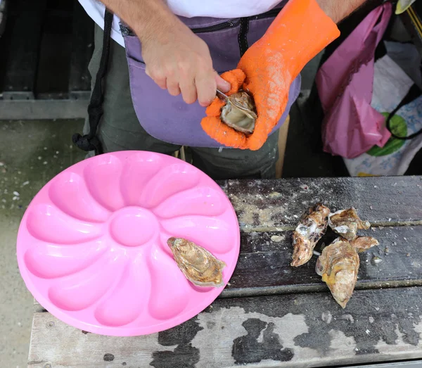 Coquilles Ouverture Vendeur Huîtres Avec Gant Tricoté Couteau Dans Stalle — Photo