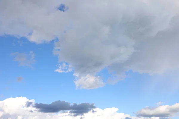 Cielo Limpido Con Nuvole Bianche Alcune Nuvole Nere — Foto Stock