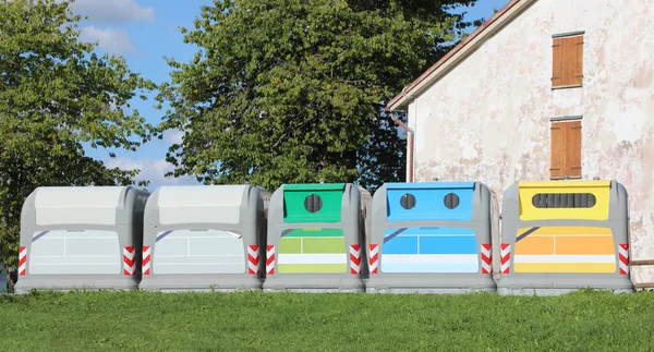 供收集废物用的五个垃圾桶 你可在其中弃置垃圾 塑胶玻璃纸罐及其他可回收物料 — 图库照片