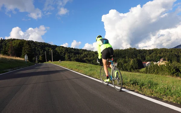 Radfahrer Mit Rennrad Und Phosphoreszierender Wasserdichter Jacke Auf Der Straße — Stockfoto