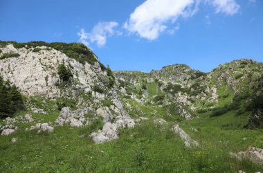 İtalya 'nın Friuli bölgesinde Avusturya sınırı yakınlarındaki Alp dağlarının panoraması