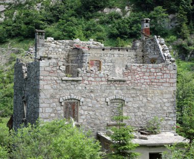 Ormanın ortasındaki depremde yıkılan antik ıssız taş evin yıkıntıları.