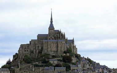 Fransa 'da deniz çekildiğinde Mont Saint Michel' in muhteşem manastırı olan ada.