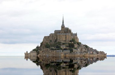 Denizin yansıması ve Fransa 'daki ünlü Mont Saint Michel Manastırı