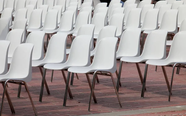 Sillas Plástico Blanco Con Patas Metal Sin Gente — Foto de Stock