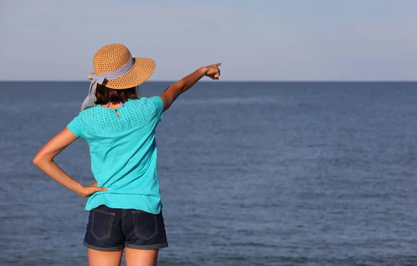 Młoda Dziewczyna Dużym Słomkowym Kapeluszem Nad Morzem Podczas Letnich Wakacji — Zdjęcie stockowe