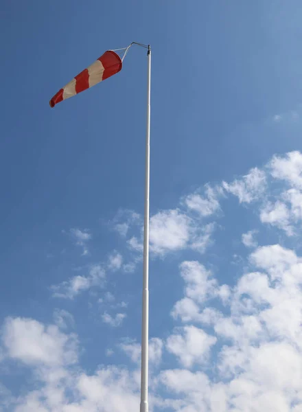 Vento Vermelho Branco Para Indicar Direção Fluxo Céu — Fotografia de Stock