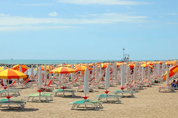 Ombrelloni Sedie Sdraio Senza Persone Sulla Spiaggia Vicino Mare Estate — Foto Stock