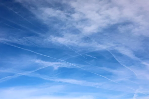 Mysterieuze Witte Chemtrails Blauwe Lucht Wat Wolken Zonder Vliegtuigen — Stockfoto