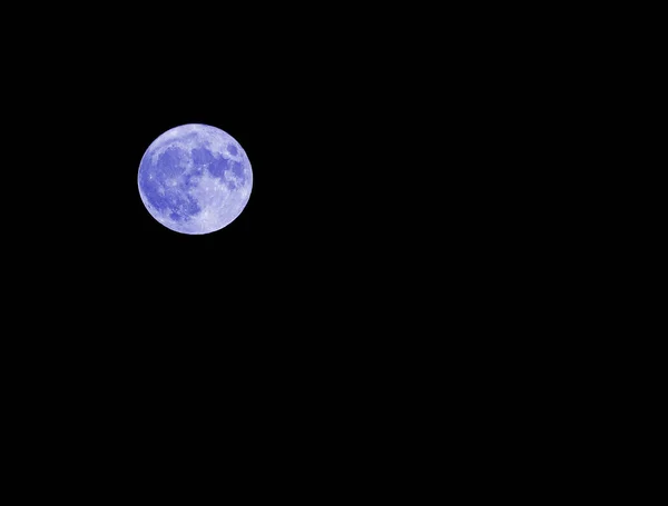 Vollmond Mit Suggestiver Surrealer Atmosphäre Aufgrund Der Seltsamen Blauen Farbe — Stockfoto