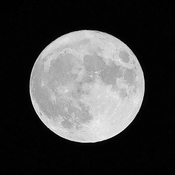 明るい満月とクレーターはブラックスターのない真夜中の空に見えます — ストック写真