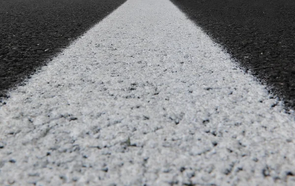 Біла Лінія Асфальтової Дороги Сфотографована Знизу Людей — стокове фото