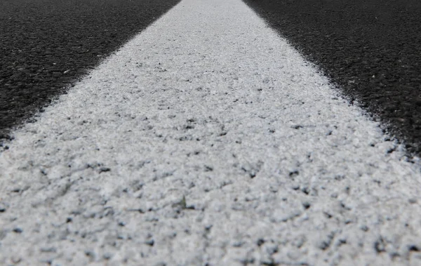 Witte Lijn Van Asfaltweg Gefotografeerd Van Onderen Zonder Mensen — Stockfoto