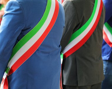 Etkinlik boyunca şehirlerin belediye başkanlarının üç renkli kırmızı ve yeşil şeridi