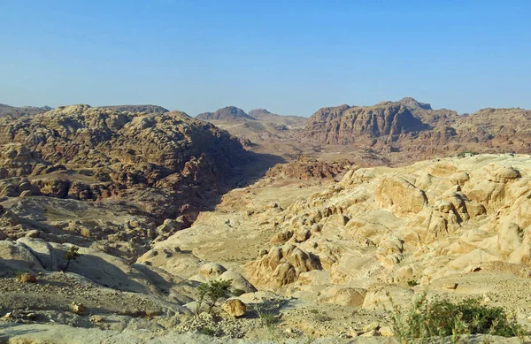 Ancient Rock Formation Middle Eastern Desert People — Zdjęcie stockowe