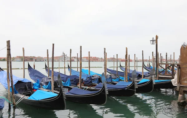 Amarrado Gondolas Los Barcos Turísticos Típicos Venecia Italia Sin Gente — Foto de Stock