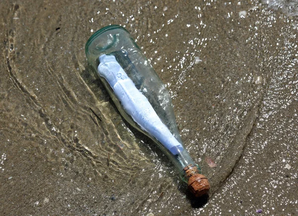 Прозрачная Стеклянная Бутылка Секретным Сообщением Закрытая Пробкой Моря — стоковое фото