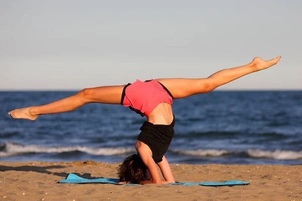 Young Slender Athletic Girl Does Exercises Gym Mat Beach Summer — ストック写真
