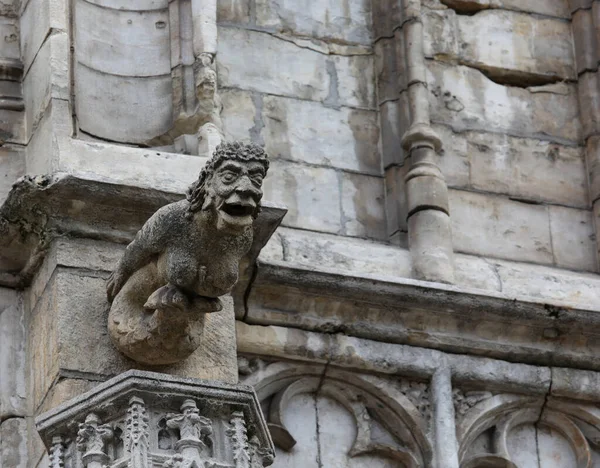 歴史的建造物のファサードのガーゴイルと呼ばれるほぼ人間の特徴を持つ怪物像 — ストック写真
