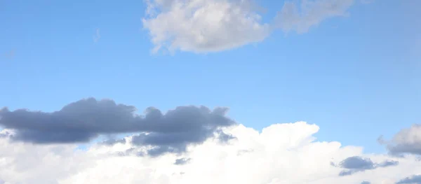 白い雲と黒い雲を持つ澄んだ空 — ストック写真