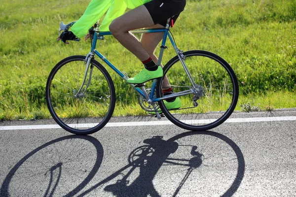 Cyclist Rides Fast Light Historic Racing Bike Asphalt Road — Stock Photo, Image