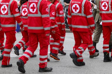 Vicenza, VI, İtalya - 2 Haziran 2022: Şehirde yürüyen üniformalı Kızıl Haç kurtarma görevlileri geçit töreni