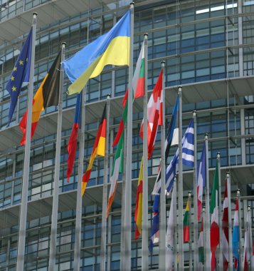 Strasbourg, FRA, Fransa - 16 Ağustos 2022: Birçok bayrak ve Modern Avrupa Parlamentosu Sarayı