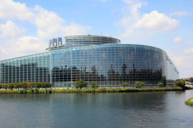 Fransa 'da Strazburg' daki Avrupa Parlamentosu Binasının Büyük Lekeli Pencereleri