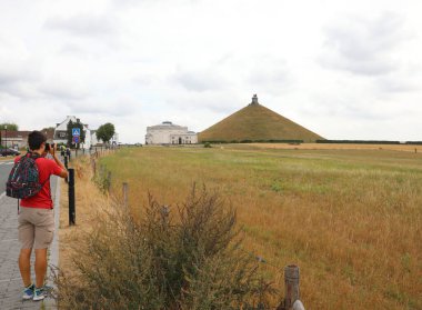Waterloo, W, Belçika - 17 Ağustos 2022: Mound 'da bir Aslan ve fotoğrafçı ile Anma