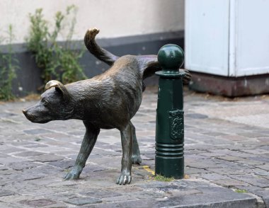 Brüksel, B, Belçika - 19 Ağustos 2022: işeyen köpek heykeli Het Zinneke