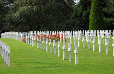 Colleville-sur-Mer, FRA, Fransa - 21 Ağustos 2022: Normandiya Çıkarması yakınlarındaki Amerikan Askeri Mezarlığı