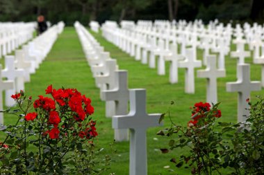 Colleville-sur-Mer, FRA, Fransa - 21 Ağustos 2022: Normandiya Çıkarması yakınlarındaki Amerikan Askeri Mezarlığı