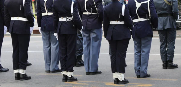 意大利维琴察六世 2022年6月2日 身穿制服的警察身着黑鞋在意大利游行 — 图库照片