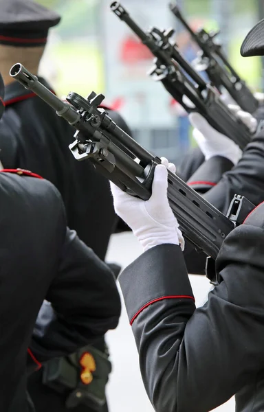 意大利维琴察六世 2022年6月2日 在阅兵式上携带军用武器的一排士兵 — 图库照片