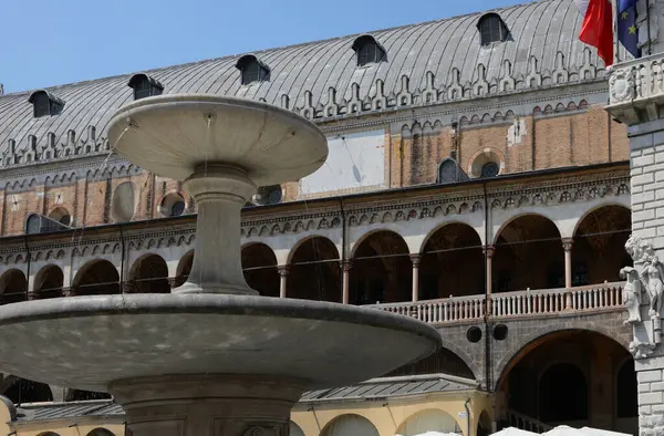 パドヴァ イタリア 2022年5月15日 大噴水と宮殿は メインスクエアシティのPalazzo Della Ragioneと呼ばれます — ストック写真