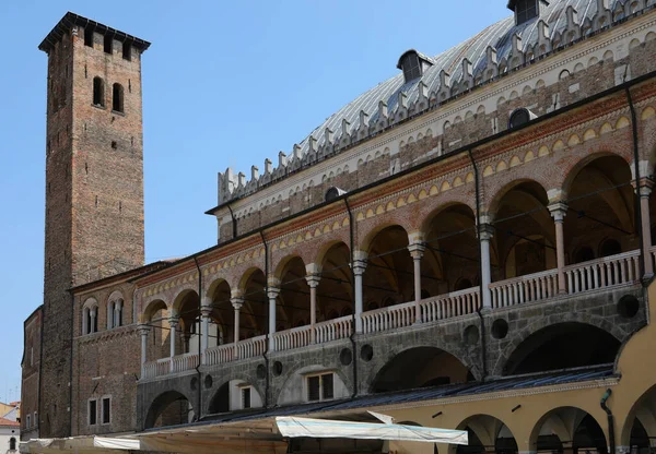 パドヴァ イタリア 2022年5月15日 パラッツォ デッラ レージョンと呼ばれる古代宮殿と 古老の塔を意味するTorre Degli Anzianiと呼ばれる古代の塔 — ストック写真