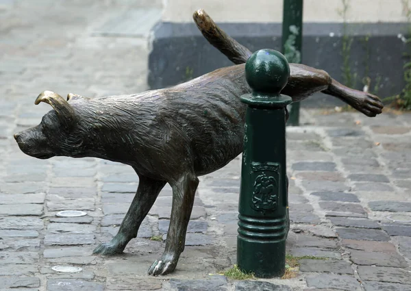Bruselas Bélgica Agosto 2022 Estatua Del Perro Orinando Llamada Het —  Fotos de Stock