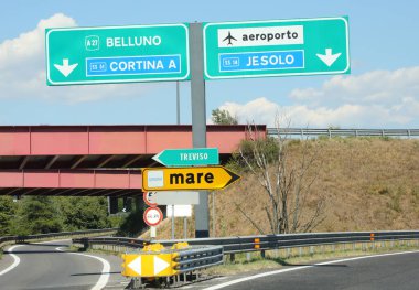 Belluno Cortina veya Jesolo 'nun İtalyan semtleriyle otoyol kavşağı ve SEA anlamına gelen MARE yazılı sarı ok.