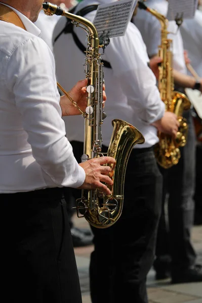 Saxofonista Kapely Během Hudební Akce Náměstí Nerozeznatelný Obličeji — Stock fotografie