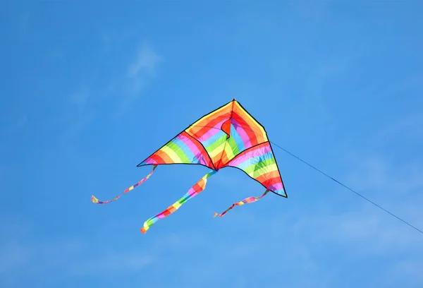 Vlieger Met Regenboog Kleuren Vliegen Blauwe Lucht Symbool Van Hoop — Stockfoto