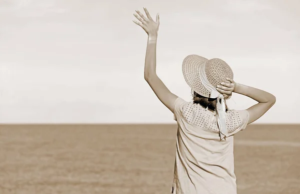 Giovane Ragazza Con Grande Cappello Paglia Mare Durante Vacanze Estive — Foto Stock