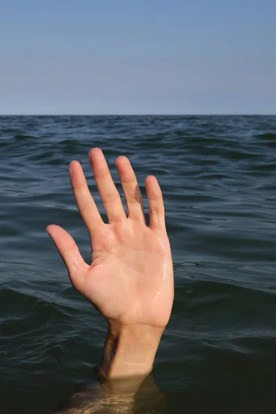 Boğulmakta Olan Yardım Isteyen Bir Insanın Denizinin Sularında Elini Tut — Stok fotoğraf
