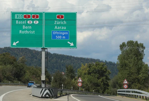 Straßenschild Der Schweizer Autobahn Mit Wegbeschreibung Berühmten Europäischen Städten — Stockfoto
