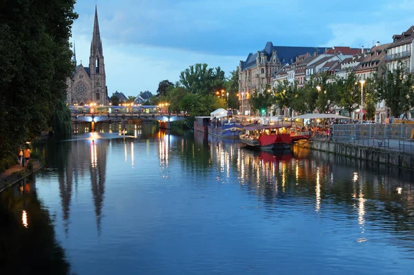 Paulskirche Straßburg Frankreich Mit Reflexion Über Das Nächtliche Wasser — Stockfoto