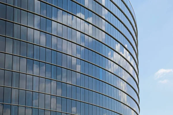 現代の高層ビルの鏡窓が空を反射しているオフィスは — ストック写真