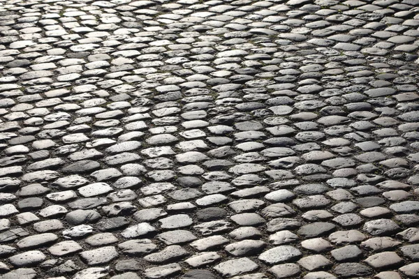 人々のいない多くの滑らかな小石で作られた道路舗装の背景 — ストック写真